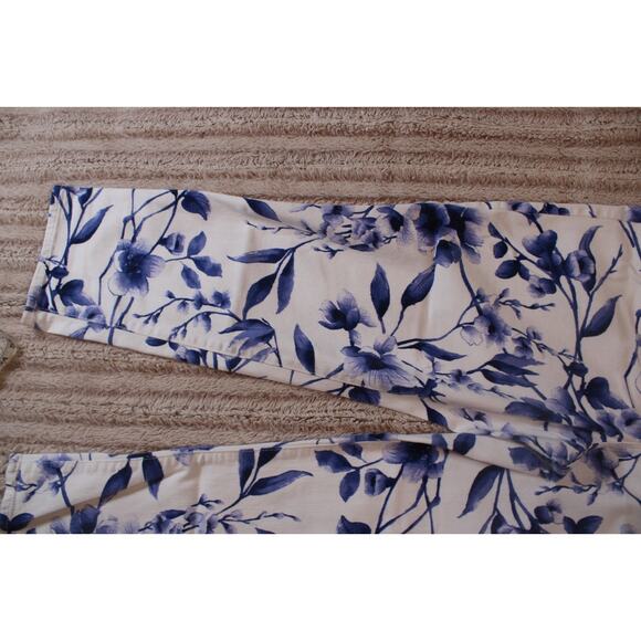 CHICOS SO SLIMMING Girlfriend Crop blue White Floral Stretch Cotton Pants 2 - Picture 2 of 14